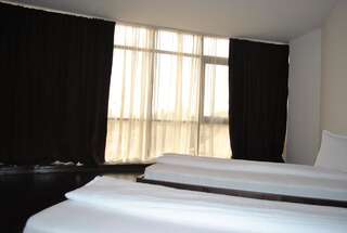 Отель Hotel Taverna Pecicana Pecica Двухместный номер с двуспальной кроватью и дополнительной кроватью-1